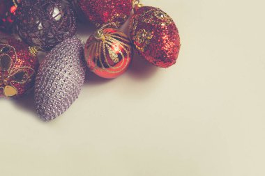 Kırmızı, kırmızı, pembe ve leylak renkleri ile dekorun en üst görüntüsü