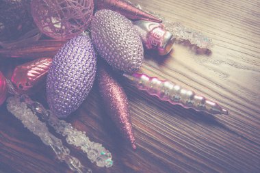 Koyu ahşap arka planda 2019 noeli için zarif, parlak retro dekor.