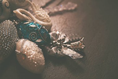 2019 yılbaşı baloları için güzel gümüş ve mavi balolar karanlık bir arka planda. Boşluğu kopyala