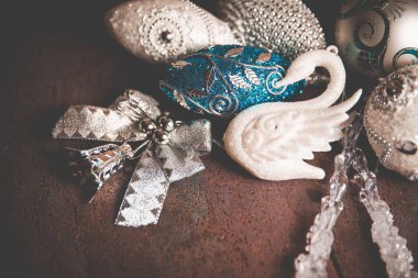 2019 yılbaşı baloları için güzel gümüş ve mavi balolar karanlık bir arka planda. Boşluğu kopyala