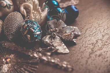 2019 yılbaşı baloları için güzel gümüş ve mavi balolar karanlık bir arka planda. Boşluğu kopyala