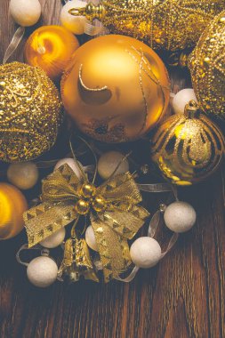 Yeni Yıl 2019 Koyu ahşap arka planda Altın Dekorun Gübresi