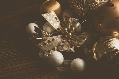 Yeni Yıl 2019 Koyu ahşap arka planda Altın Dekorun Gübresi