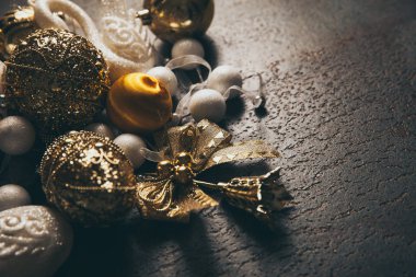 Işıl ışıl Noel 2019 arka planı altın ve beyaz dekorla