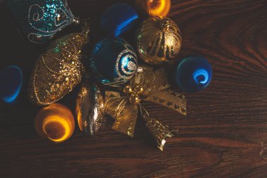 Yeni Yıl 2019 Koyu ahşap arka planda Altın Dekorun Gübresi