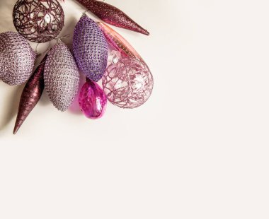 Beyaz üzerine pembe renkler çizilmiş Noel dekoru