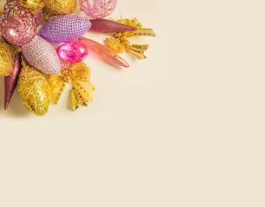 Beyaz üzerine pembe renkler çizilmiş Noel dekoru