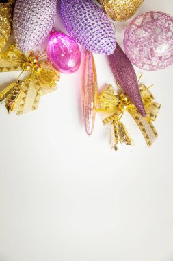 Beyaz üzerine pembe renkler çizilmiş Noel dekoru