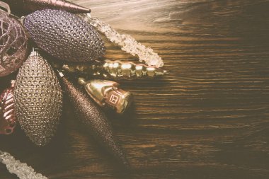 Koyu ahşap arka planda 2019 noeli için zarif, parlak retro dekor.