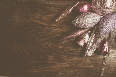 Koyu ahşap arka planda 2019 noeli için zarif, parlak retro dekor.