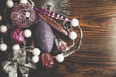 Koyu ahşap arka planda 2019 noeli için zarif, parlak retro dekor.