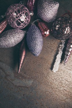 2019 yılının klasik yılbaşı arkaplanında koyu renkli oyuncaklar var.