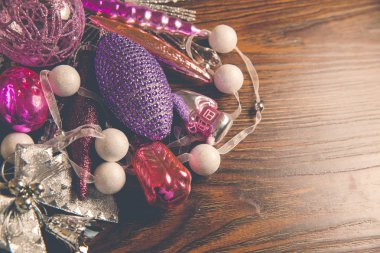 Koyu ahşap arka planda 2019 noeli için zarif, parlak retro dekor.