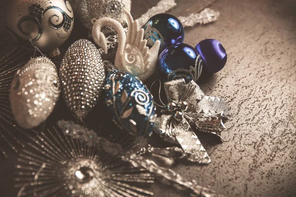 Όμορφα Ασημένια Και Μπλε Χριστουγεννιάτικα Μπαλάκια Για 2019 Πρωτοχρονιά Σκούρο — Φωτογραφία Αρχείου