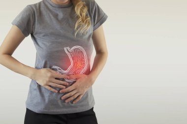 Kadının vurgulanan mide dijital bileşik