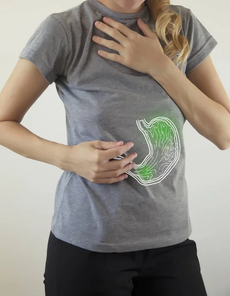 Composito digitale di stomaco evidenziato della donna con infezione — Foto Stock