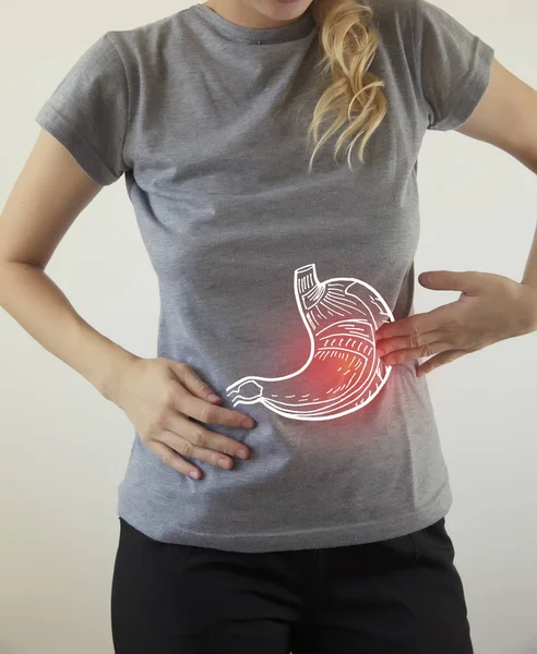 Kadının vurgulanan mide dijital bileşik