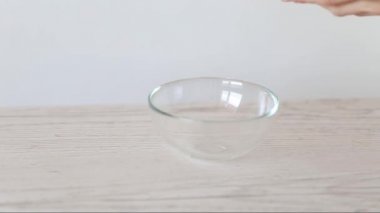 cam kase yakın çekim video içine buğday dökme