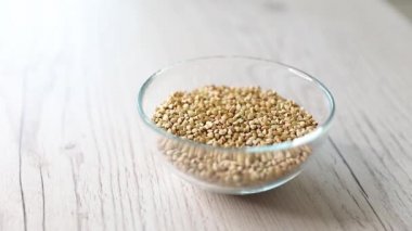 Einkorn buğday ahşap kase, littlespelt olarak da bilinir. Kuru tahıl. Triticum monococcum. İlk Evcil ve bitki ekili. İzole makro gıda fotoğraf yakın çekim yukarıdan üzerinde beyaz.