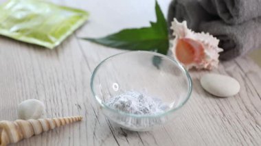 kozmetolojist bir kasede aljinat maskesi karıştırma. Cilt aydınlatma, nemlendirici, beslenme, anti-recuperative etkisi gençleştirme, cilt sıkılaştırma