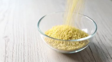 Cam bir kapta gövdeli darı / darı el dökme 