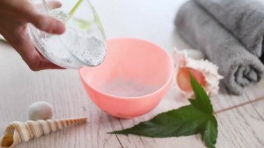 kozmetolojist bir kasede aljinat maskesi karıştırma. Cilt aydınlatma, nemlendirici, beslenme, anti-recuperative etkisi gençleştirme, cilt sıkılaştırma