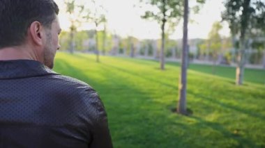 olgun adam kız arkadaşı bekliyor ve uzak şafak / kentsel park izliyor