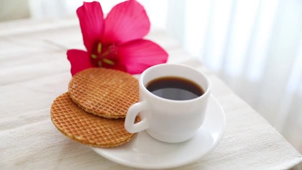 Masada Karamel Kahve Fincanı Ile Yuvarlak Waffle — Stok video