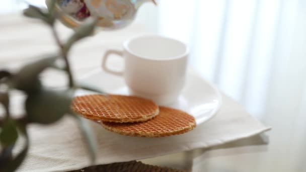 Waffles Redondos Com Caramelo Xícara Café Mesa — Vídeo de Stock