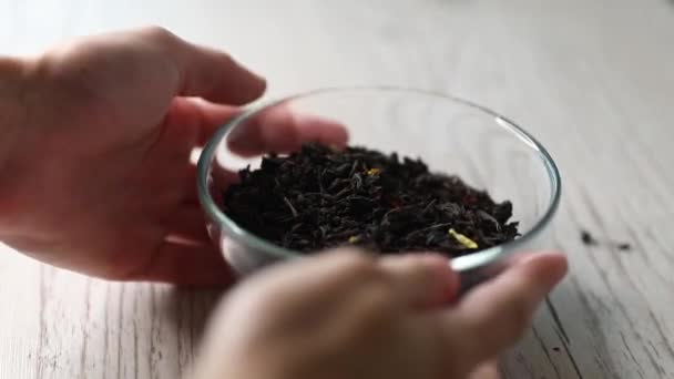 Suchý Aromatizovaný Černý Čaj Dřevěném Podkladu Uzavření Místo Kopírování — Stock video