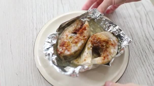 Fish Baked Foil Lemon Red Chilli Pepper — Stock Video