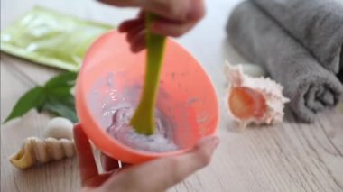 kozmetolojist bir kasede aljinat maskesi karıştırma. Cilt aydınlatma, nemlendirici, beslenme, anti-recuperative etkisi gençleştirme, cilt sıkılaştırma