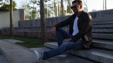 olgun adam suya taş atar, gülerek ve sıcak, güneşli, bahar günü zevk