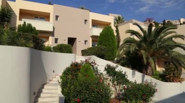 lüks tatil / avrupa otel / evler ve yeşil bitkiler pastoral görünümü / rüzgarlı güneşli hava