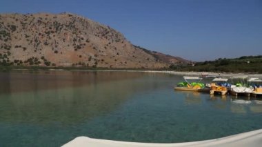 Kurnas Gölü, Girit, Yunanistan / Girit'teki tatlı su gölü, Kurnas gölü kıyısında ki iskele ve katamaranlar
