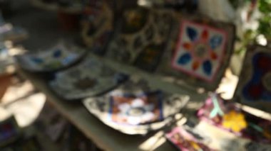 Kurnas gölü, Girit Adası, Yunanistan, Rengarenk seramikler ve Yunan tanrılarının heykelcikleri ile raf