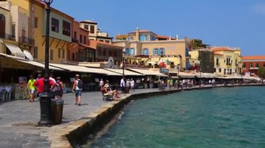 Hanya, Girit, Yunanistan 19/04/2019 Chania Eski Venedik limanı, dinlenme turistler ve küçük rahat taverna satır