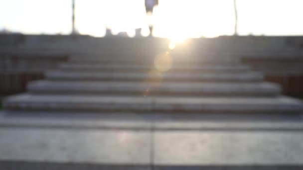Зрелый Мужчина Спускается Лестнице Силуэт Лучах Света Мягкий Фокус — стоковое видео