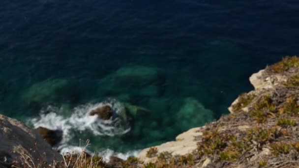 Pittoresca Scogliera Mediterraneo Blu Mare Vista Dalla Cima Della Roccia — Video Stock