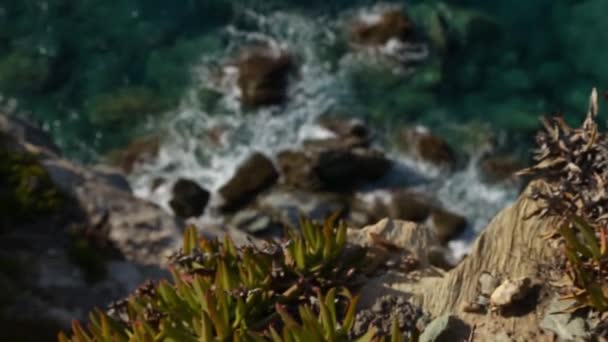 Malerische Klippe Und Mediterran Blaues Meer Blick Von Der Felsspitze — Stockvideo