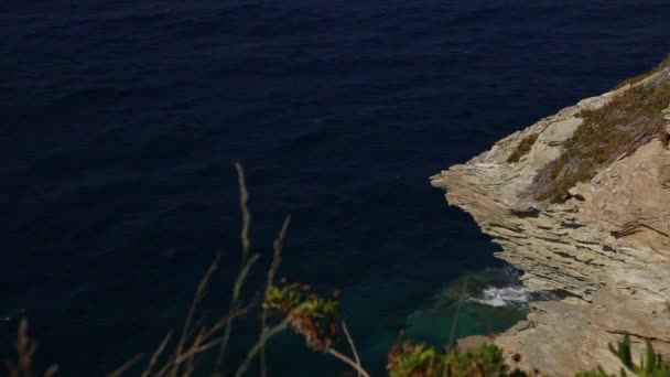 Malerische Klippe Und Mediterran Blaues Meer Blick Von Der Felsspitze — Stockvideo