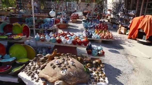 Kurnas Lake Kreta Grekland Hyllan Med Färgglada Keramik Och Figurer — Stockvideo