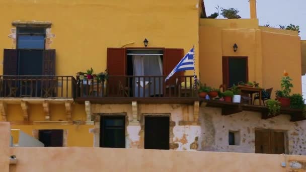 希腊国旗在风上飘扬 挂在老房子的阳台上 — 图库视频影像