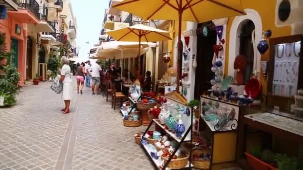 ヘラクリオン クレタ島 ギリシャ 2019 居心地の良いショップや古代の家と旧市街のカラフルな通り — ストック動画