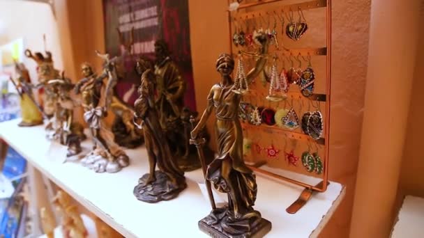 库尔纳斯湖 克里特岛 架子与希腊手工制作的纪念品 五颜六色的陶瓷和希腊神的雕像 — 图库视频影像