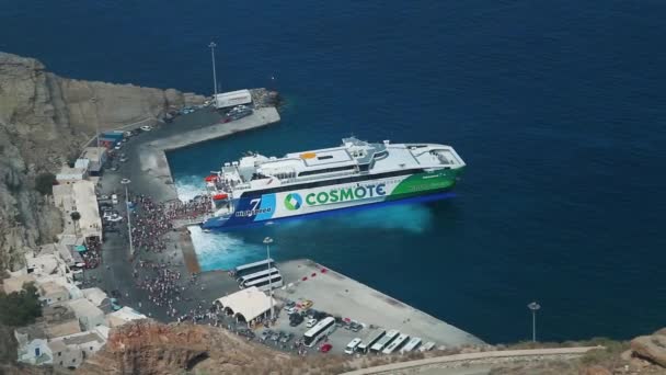 Santorini Greece 2019 Tourists Arriving Santorini Port Passenger Ferry Boat — Stock Video