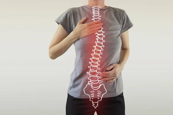 Fájdalom a gerinc, egy nő hátfájás — Stock Fotó