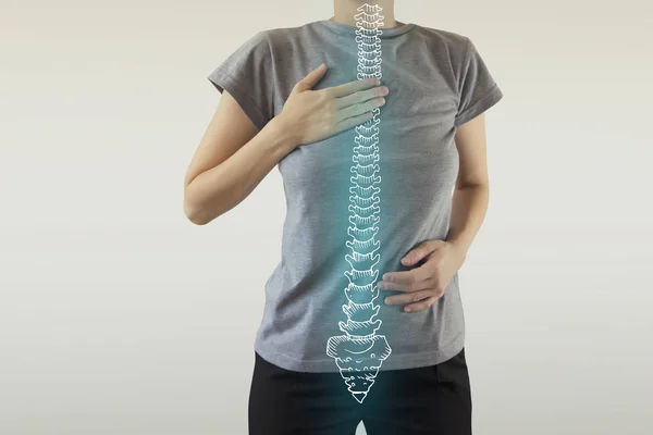 Sakit di tulang belakang, seorang wanita dengan sakit punggung — Stok Foto