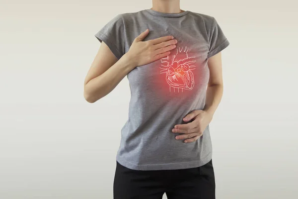 Resaltado corazón rojo en el cuerpo de la mujer / diversas enfermedades del corazón — Foto de Stock