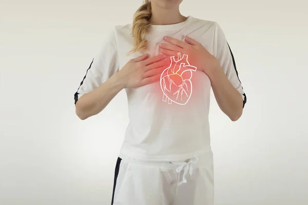 Markerat rött hjärta på kvinna kropp/olika hjärt sjukdomar — Stockfoto